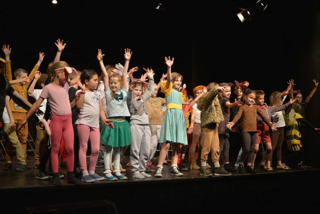 The Prague Youth Theatre Juniors are wonderful at demonstrating full cast acting and reacting.